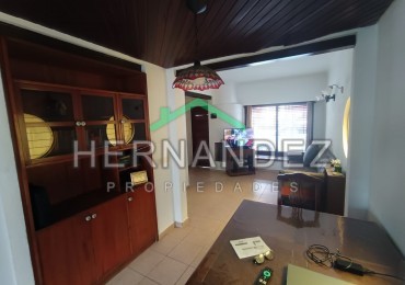 CASA EN VENTA TRES AMBIENTES + DEPENDENCIA DE SERVICOCASTELAR SUR